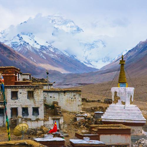 Rongbuk klooster met Mount Everest op de achtergrond, Tibet
