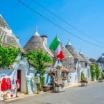 Trulli met souvenirs in Alberobello