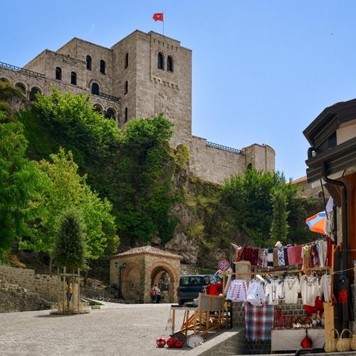 Skanderbeg Museum en een stukje bazaar in Krujë, Albanië