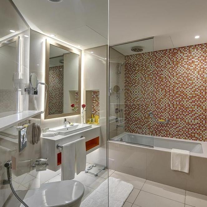 Hete avonturen in hun ruime badkamer