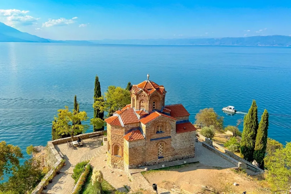 Noord-Macedonië, uitzicht over het meer van Ohrid