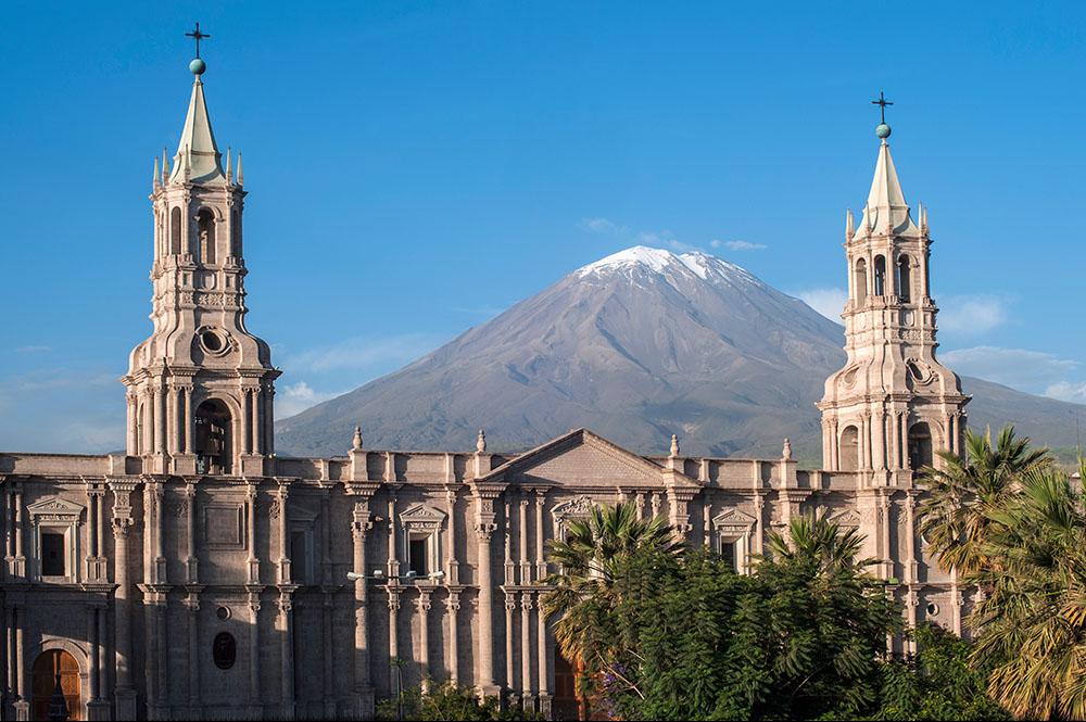 Kathedraal van Arequipa met op de achtergrond vulkaan El Misti