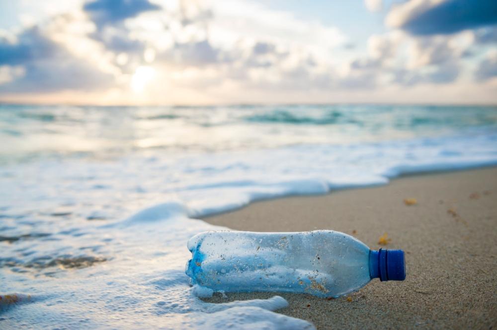 International Tourism Plastic Pledge duurzaamheid, plastic strand