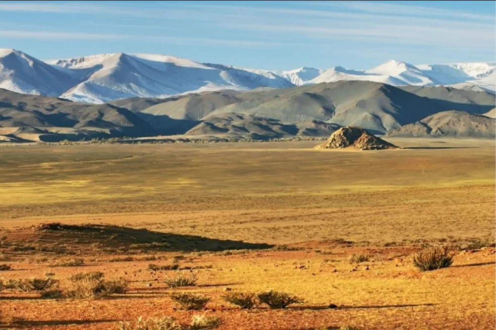 De Gobi-woestijn met de Altai-bergen erachter