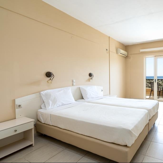 Maxine Hotel