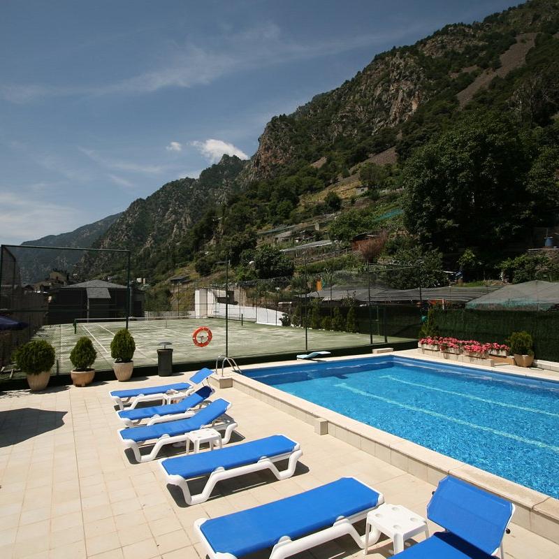 Hotel Pyrénées zwembad en tennis
