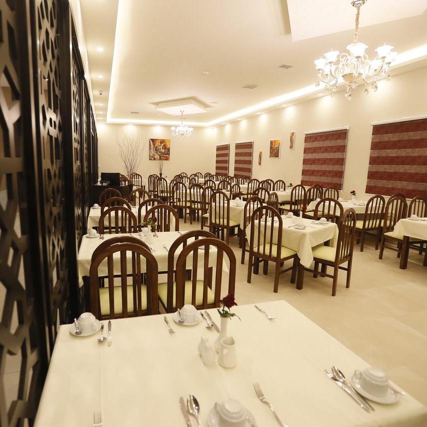 The Signature Hotel, restaurant