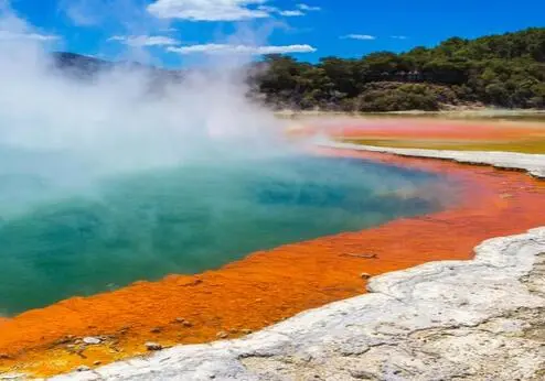 Geothermisch landschap met kleurrijke warmwaterbron en stoom in Rotorua, Nieuw-Zeeland