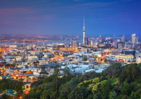 Avondzicht over Auckland met verlichte skyline en Sky Tower in Nieuw-Zeeland